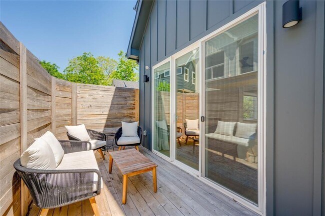 Building Photo - 1208 Luna St