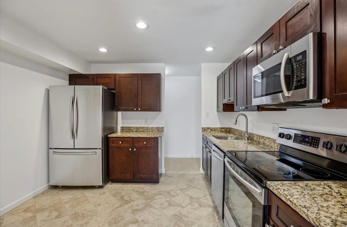 Building Photo - 11423 Commonwealth Dr