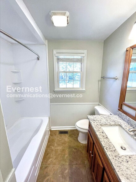 Building Photo - 206 E Hillcrest Dr