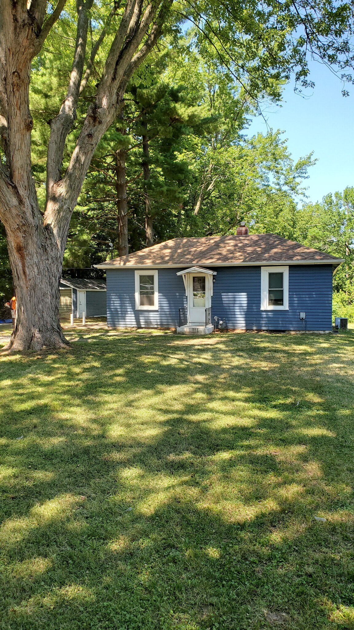 Building Photo - 2520 Vineyard St