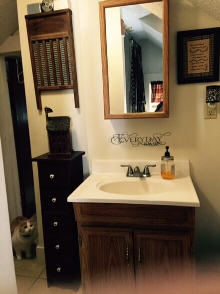 Building Photo - 94 N Maple St