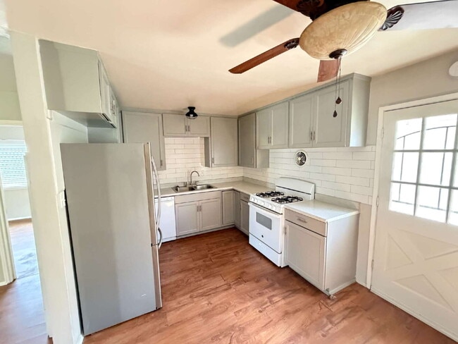 Building Photo - Charming 2 Bed / 1 Bath Back House – Utilities Included