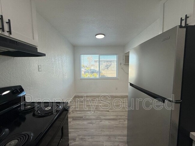 Building Photo - 911 E H St