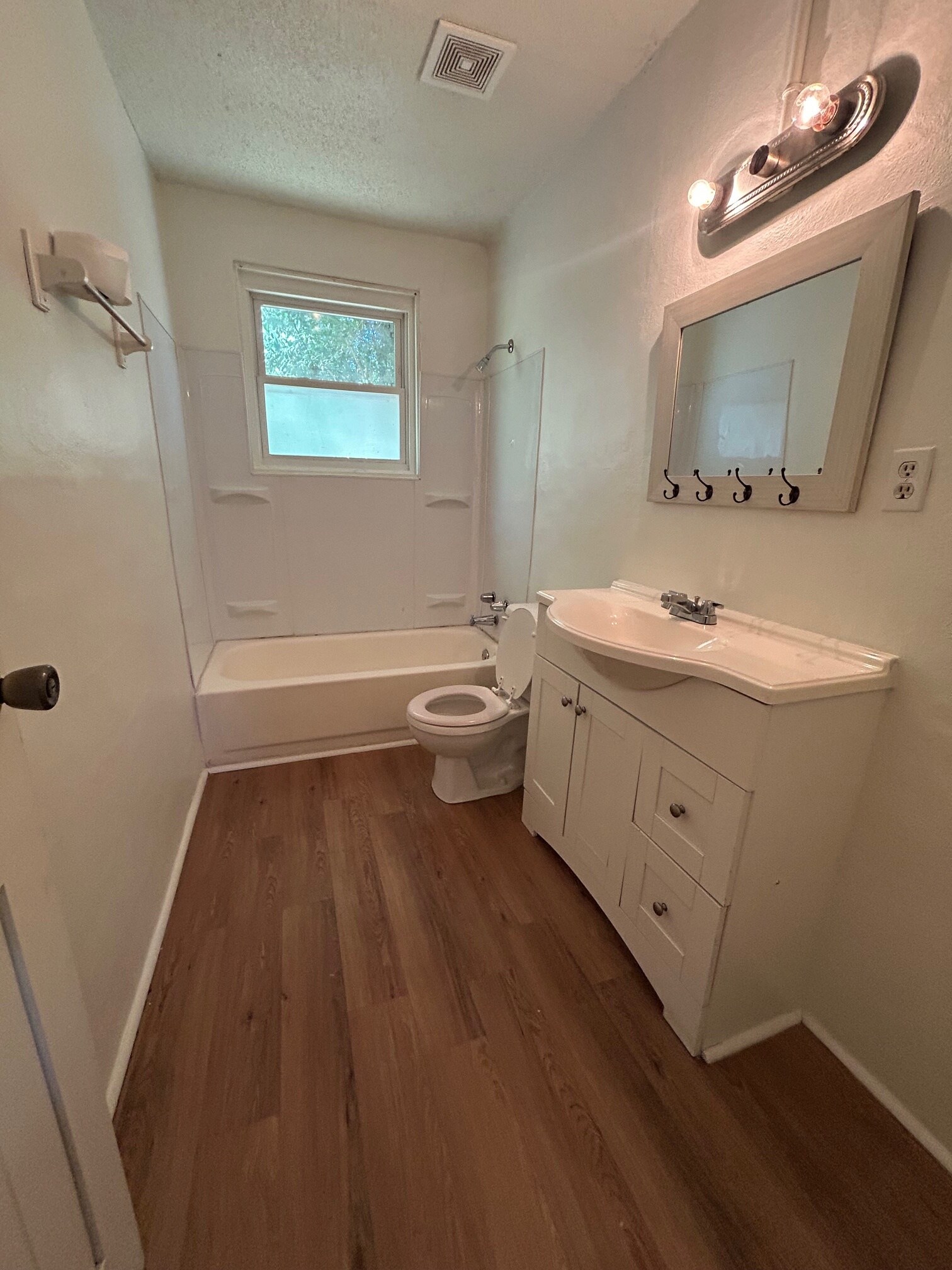 04_Bathroom - 3415 Piedmont Ave