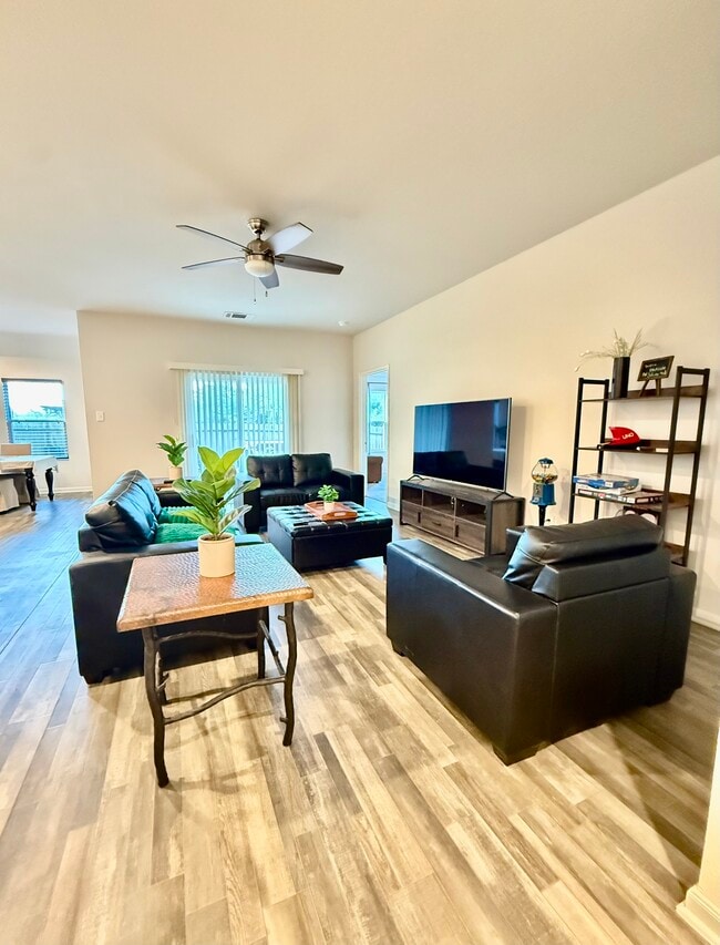 Building Photo - 302 Del Monte Dr