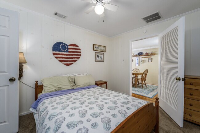 Building Photo - "Charming 4-Bedroom Classic Cottage & Cozy Fireplace in heart of Balboa