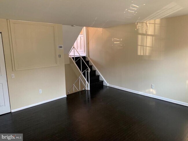 Building Photo - 881 Wedgewood Dr