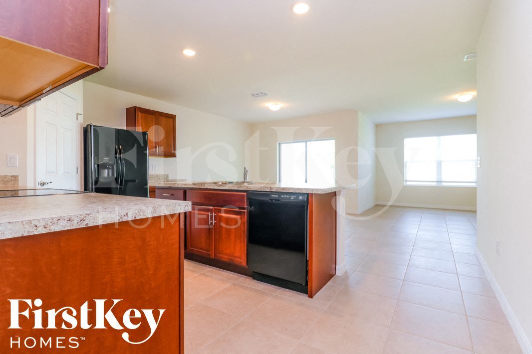 Building Photo - 2718 SW 8th Ct