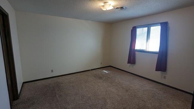 Building Photo - Everything on one level in West End duplex
