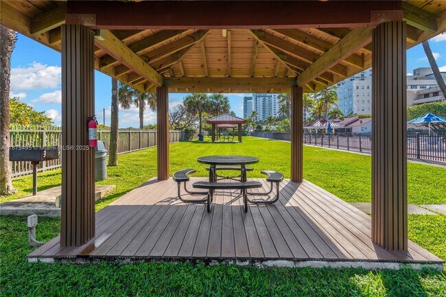 Building Photo - 2555 Collins Ave