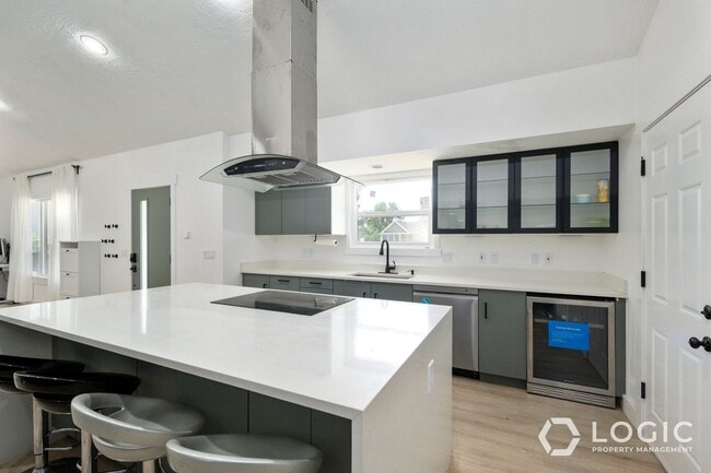 Building Photo - Beautiful Spacious Home with a Fully fence...