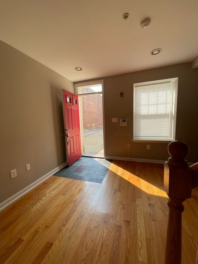 Building Photo - Cozy One Bedroom Townhome w/ All Amenities...