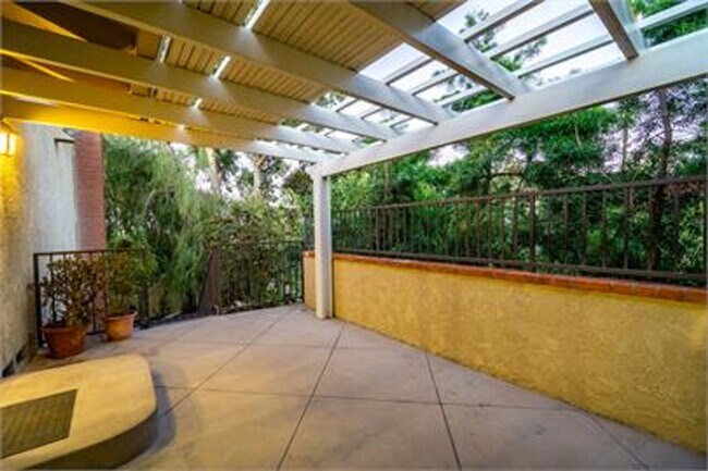 Building Photo - Large 5 bed Masterpiece Home with Back Bay...
