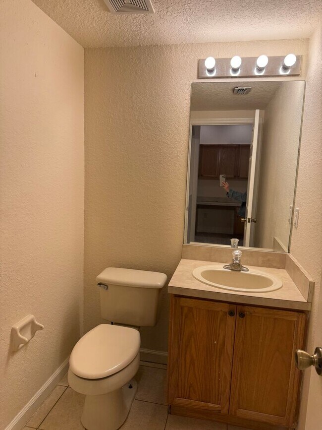 Building Photo - BEAUTIFUL 3 BEDFROOM, ,2.5 BATHROOMS TOWNHOME IN AVALON LAKES