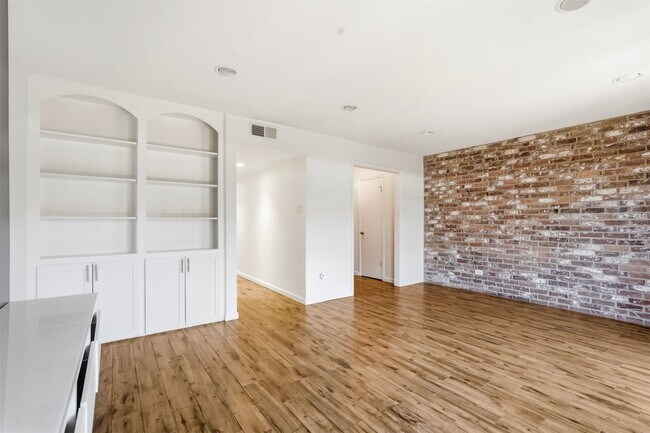 Building Photo - 450 N Post Oak Ln