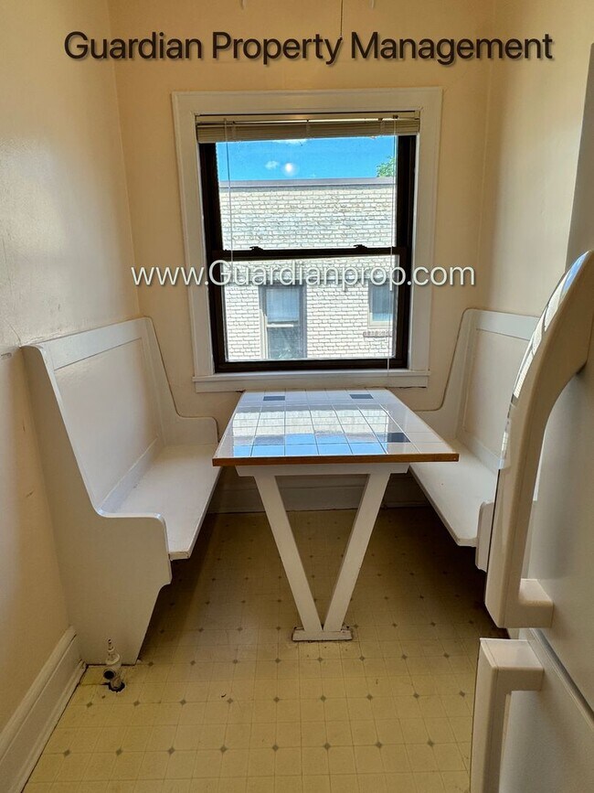 Building Photo - Top Floor Studio Lakes Uptown Apartment, Blocks from Both Lakes, Hardwood Floors, One Month Free