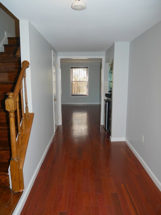 Building Photo - 4 Bedroom 3.5 Bath Corner Unit Townhouse o...