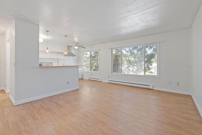 Building Photo - $500 off! Updated, upstairs 2-bdrm/1-bath triplex apt—On-site w/d, off-street parking, near downt...