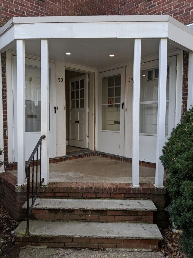 Building Photo - Spacious 2 bedroom -don't wait this will not last