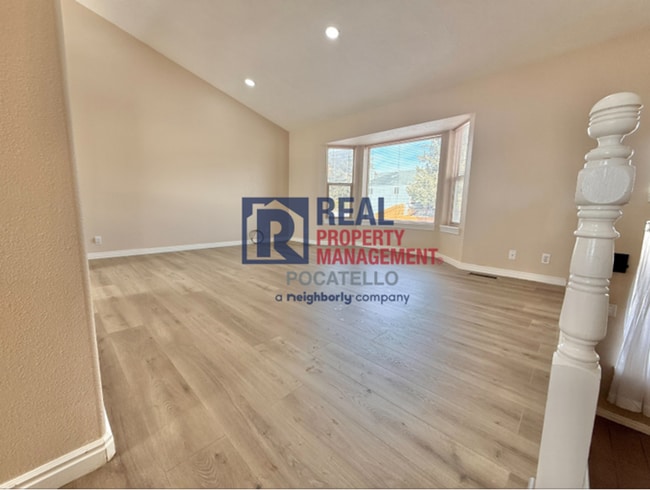 Building Photo - 4 bed 3 bath home - 2 car garage - pet friendly