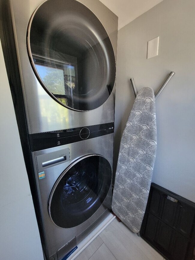 Building Photo - 107 Munroe St