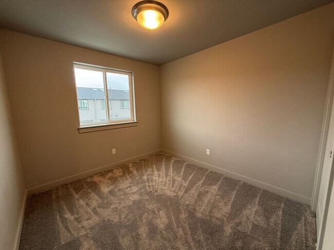 Building Photo - Beautiful 3 Bed/2.5 Bath Townhome - NE Bend