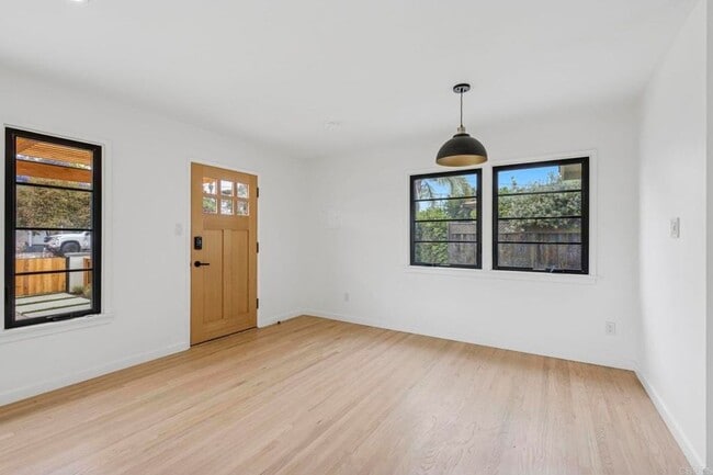 Building Photo - 1061 Buena Vista Way