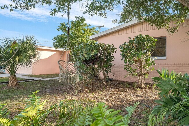Building Photo - 5 BR/3BA pool home in Merritt Island- NO HOA!