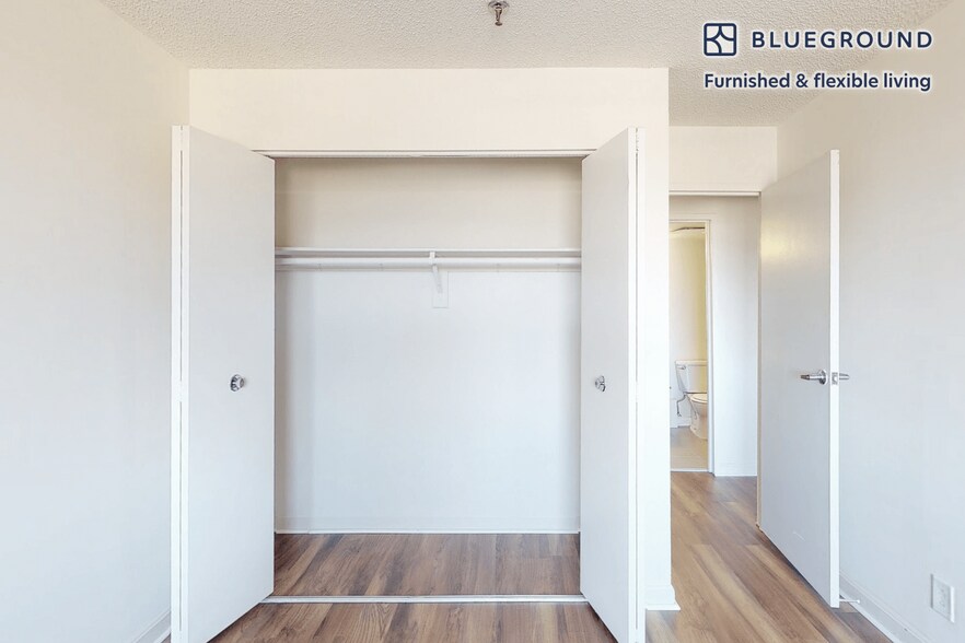 Building Photo - 2251 Pimmit Dr