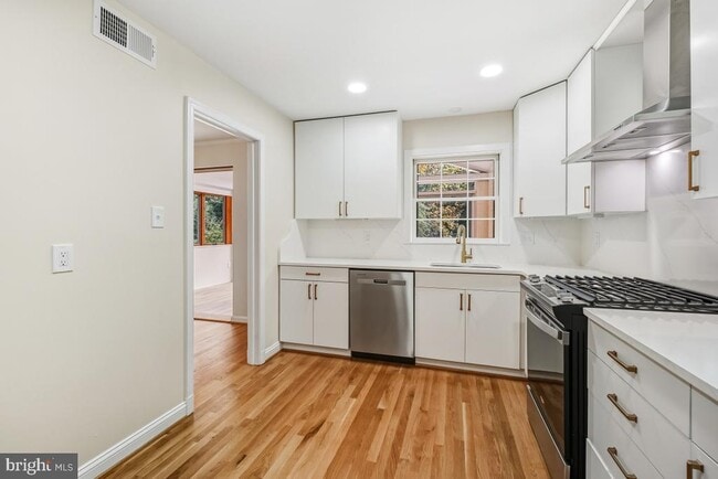 Building Photo - 1203 Brantford Ave