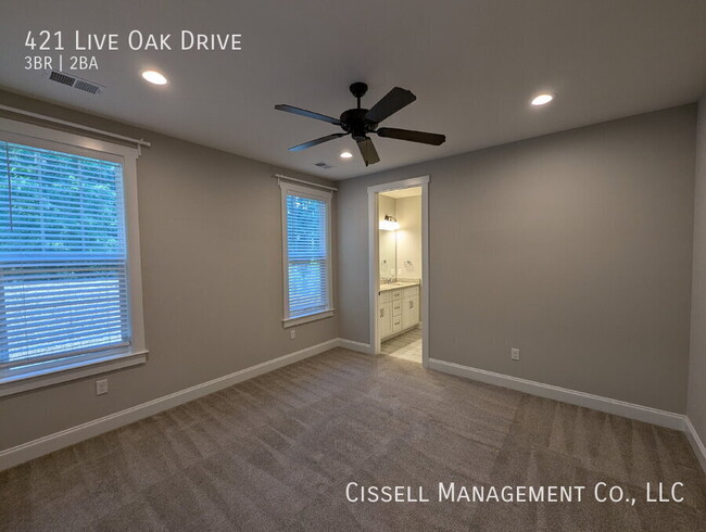 Building Photo - 421 Live Oak Dr