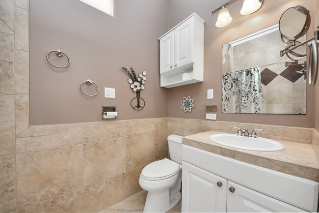 Building Photo - 832 W 27th St