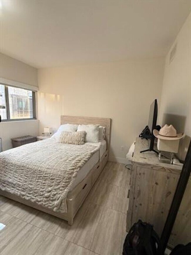 Building Photo - 9940 W Bay Harbor Dr