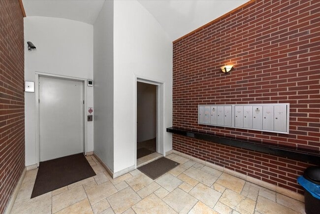 Building Photo - 540 W Oakdale Ave