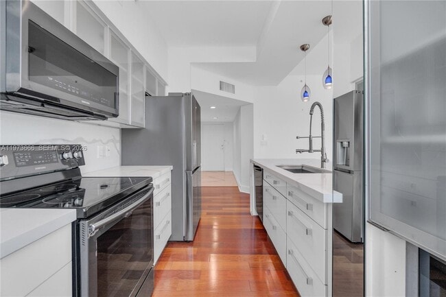 Building Photo - 1155 Brickell Bay Dr