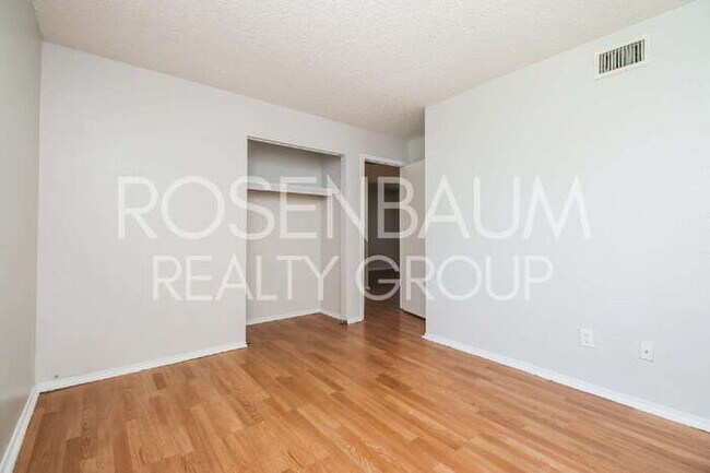 Building Photo - 1050 W University Dr