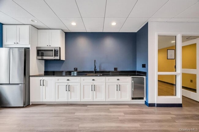 Building Photo - 100 W Broadway