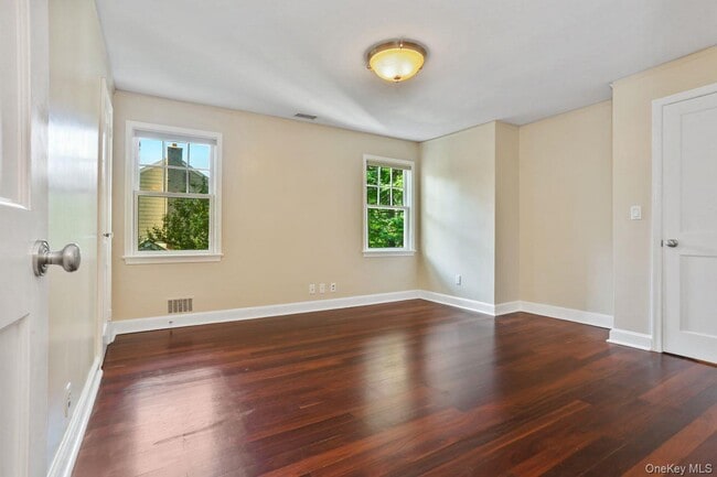 Building Photo - 724 Forest Ave
