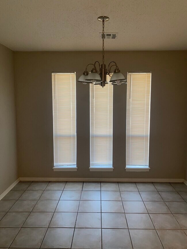 Building Photo - 8625 Lakeaire Dr