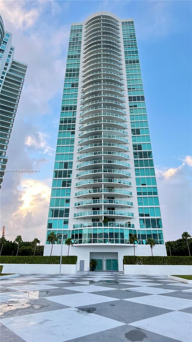 Building Photo - 2101 Brickell Ave