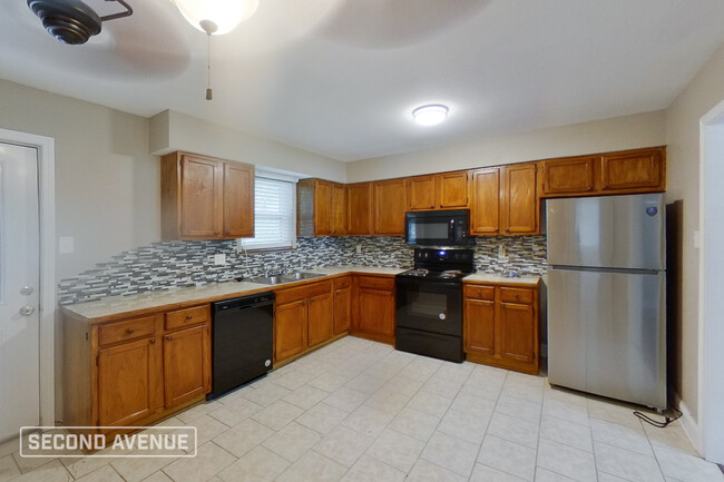 Building Photo - 2204 Carywood Dr