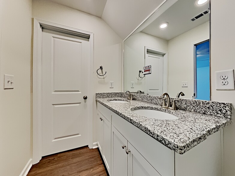 Building Photo - 307 Camp dr