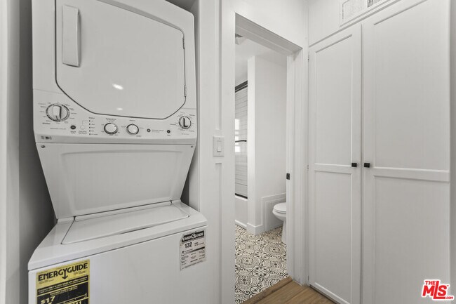 Building Photo - 943 2nd St