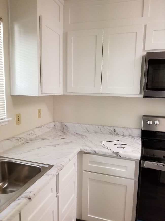 Building Photo - Centrally Located Condo in Nice Complex