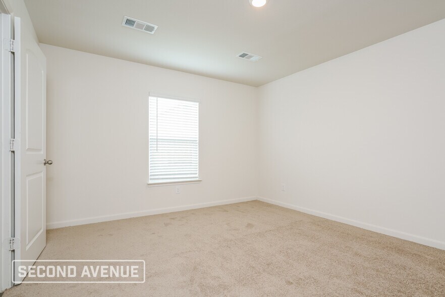 Building Photo - 1321 Woodwinds Dr