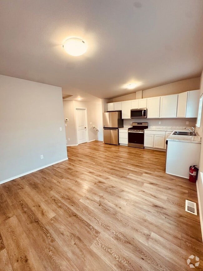 Building Photo - Beautifully designed condo!