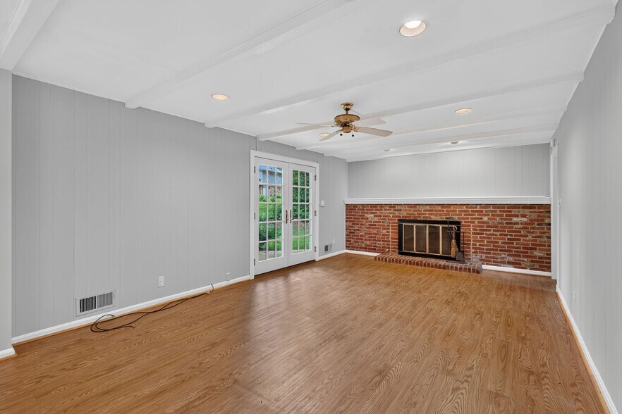 Wood burning fire place - 6905 Stonewood Ct