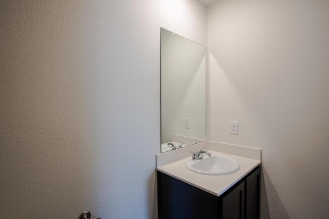 Building Photo - 808 Poplar St