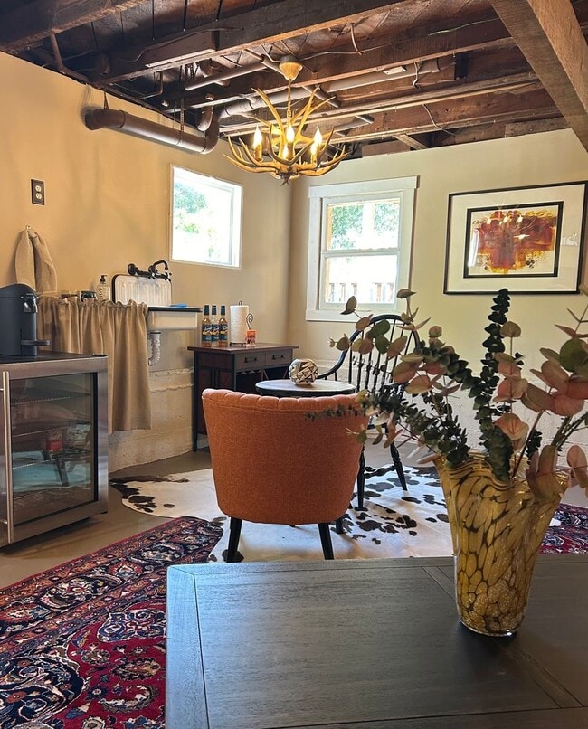 Building Photo - Welcome to this stunning 3 Bedroom 2 Bath ...