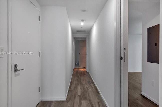 Building Photo - 801 S Miami Ave